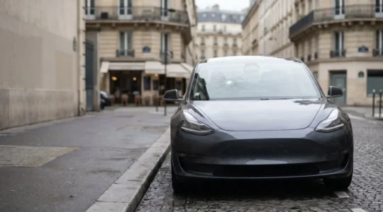 Pare-brise fissuré de voiture avec impact visible nécessitant une intervention d'assurance automobile